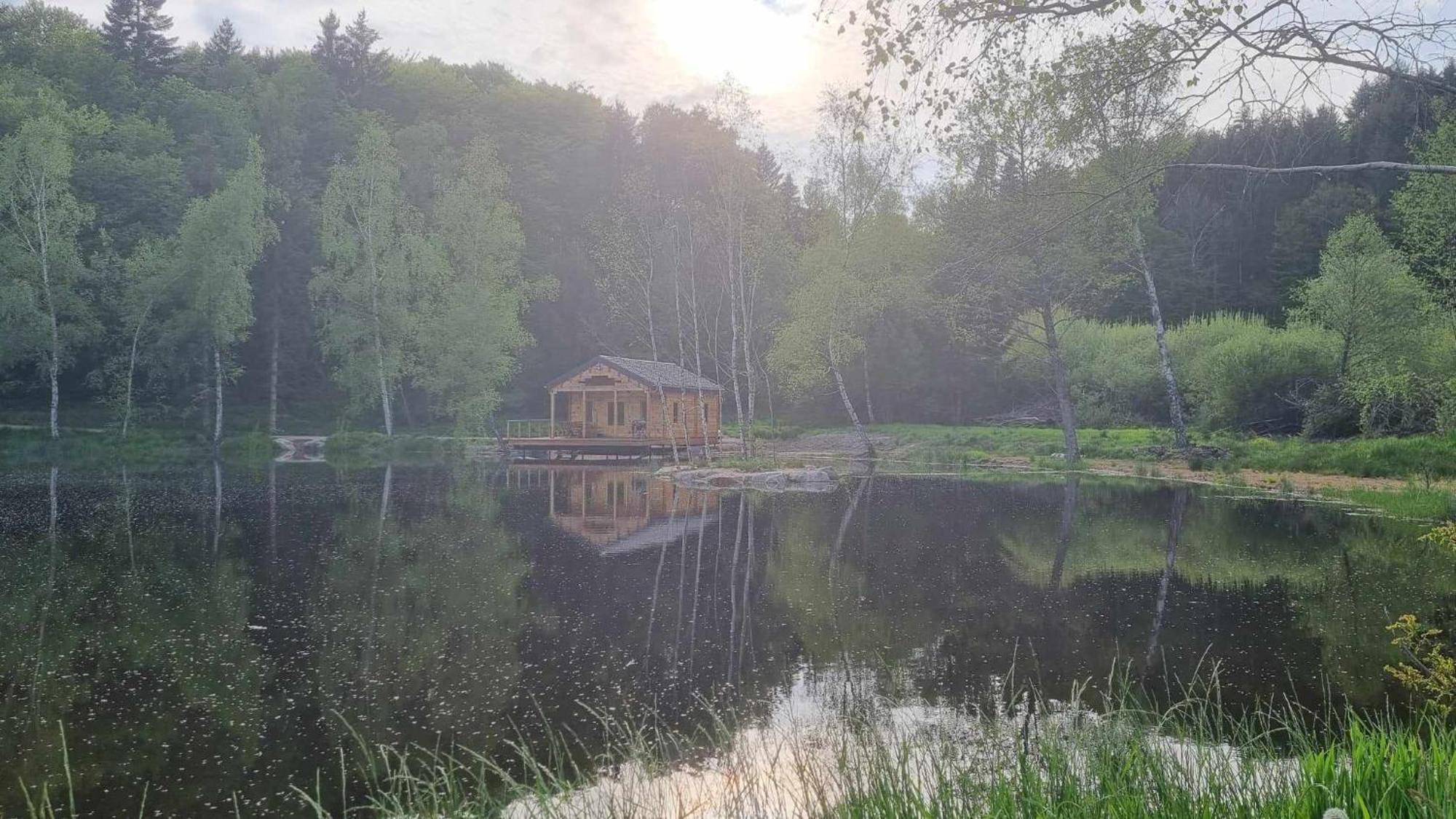 Pilotis Sur Etang, Au De Chaumecon *